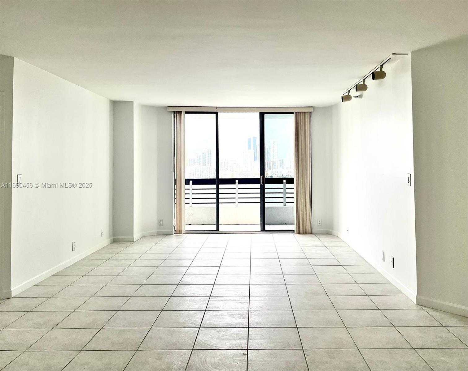 Small Image of 3530 MYSTIC POINTE DR #1711, Aventura Number 5