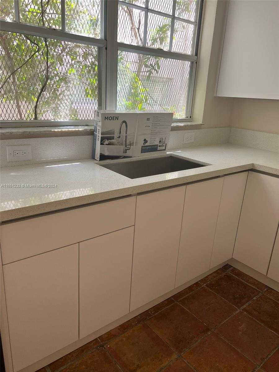 Small Image of 754 MERIDIAN AVE #15, Miami Beach Number 6