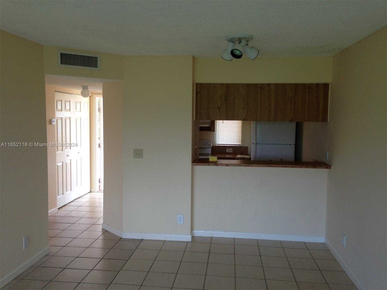 Small Image of 10127 TWIN LAKES DR #24-J, Coral Springs Number 4