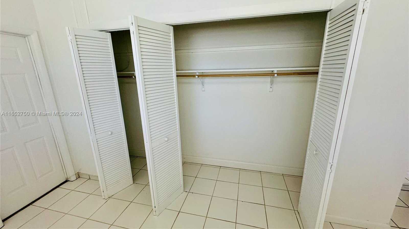 Small Image of 8000 TATUM WATERWAY DR #1, Miami Beach Number 11