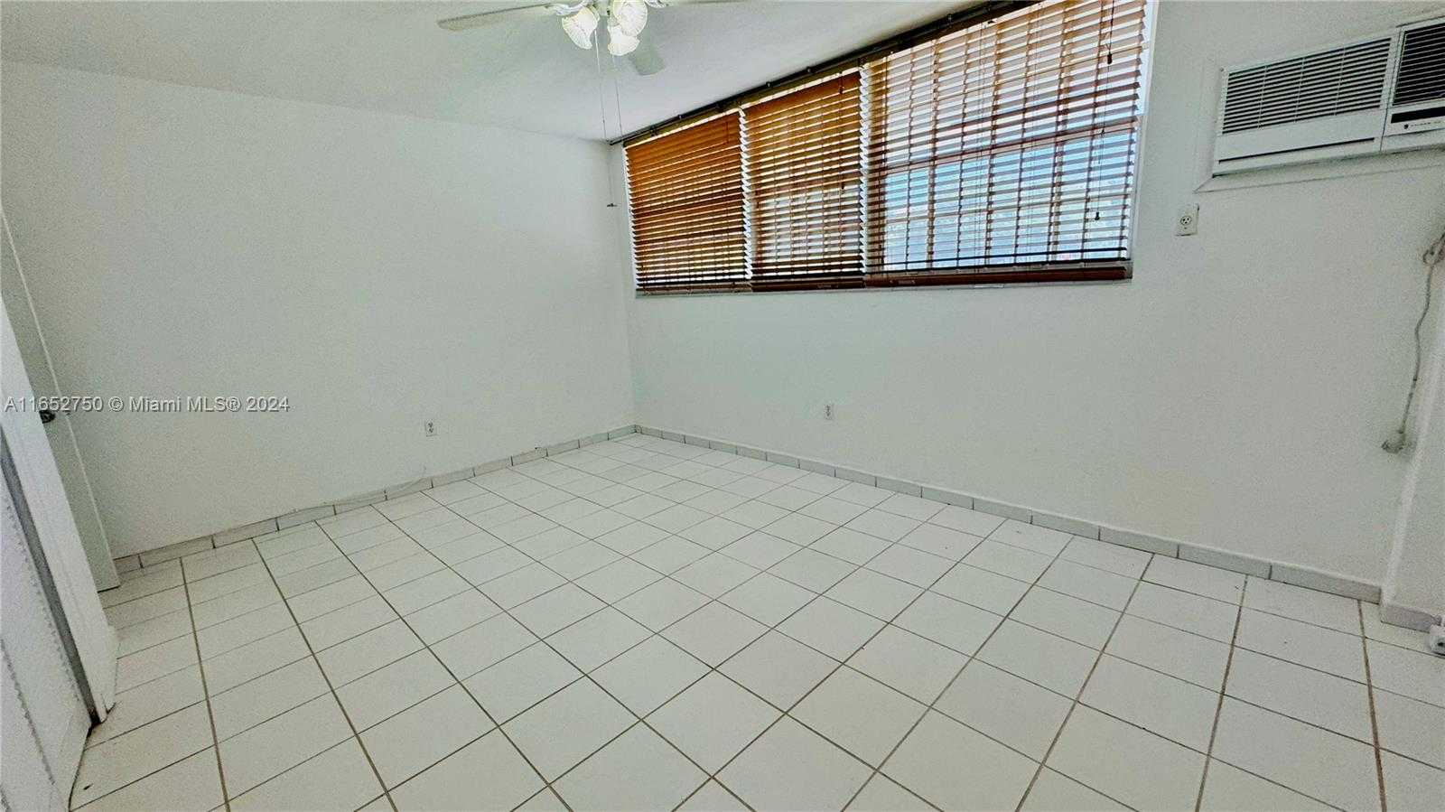 Small Image of 8000 TATUM WATERWAY DR #1, Miami Beach Number 16