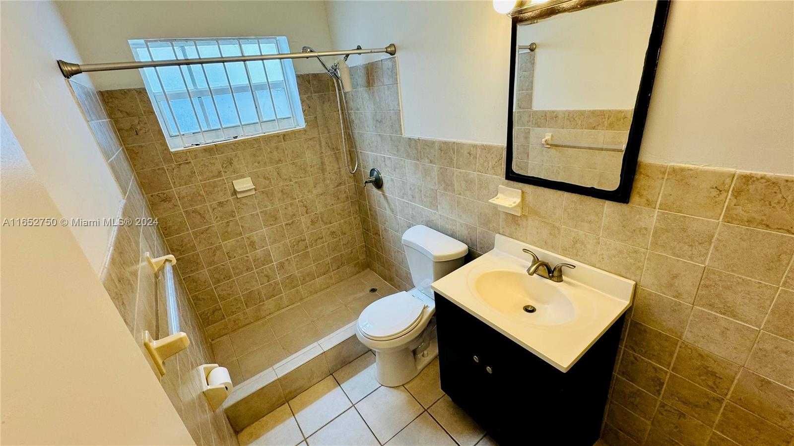 Small Image of 8000 TATUM WATERWAY DR #1, Miami Beach Number 18