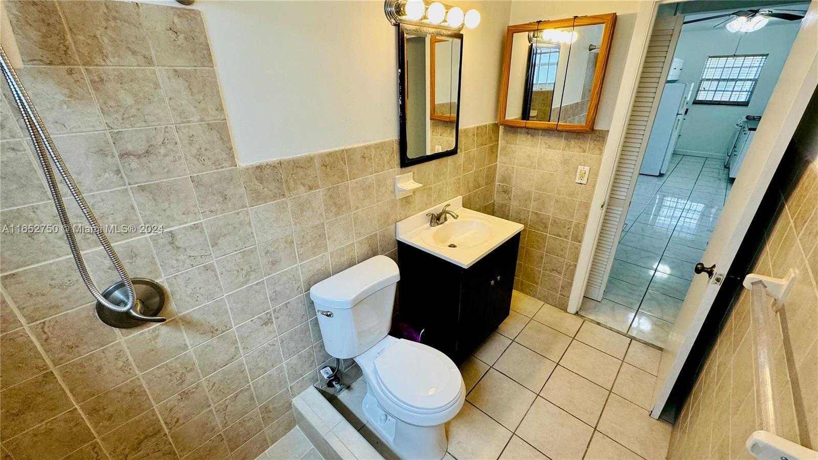 Small Image of 8000 TATUM WATERWAY DR #1, Miami Beach Number 19