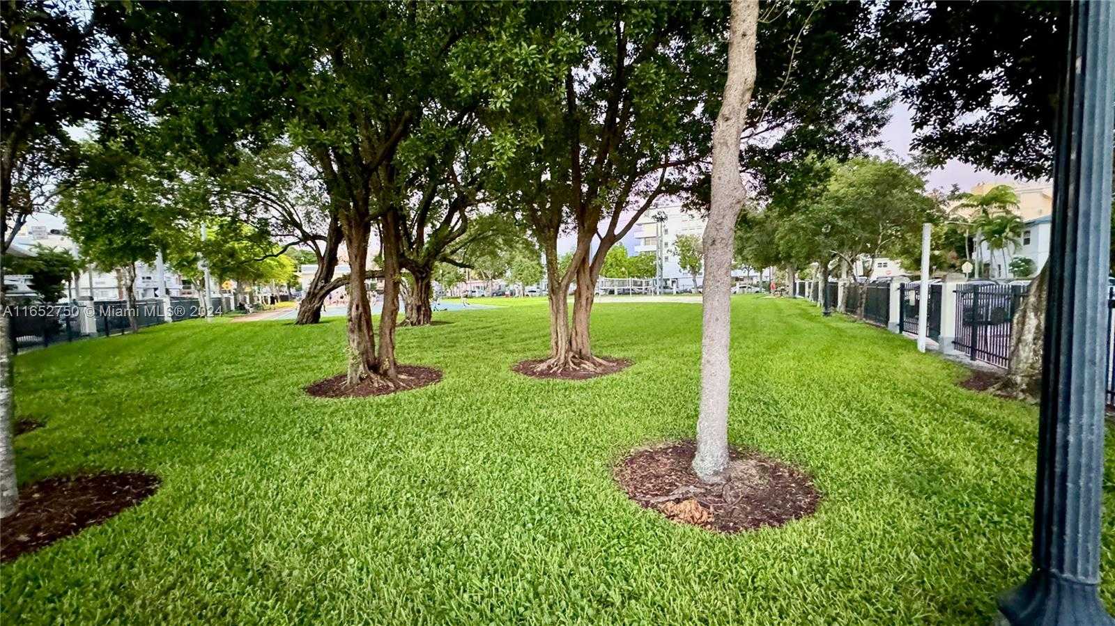 Small Image of 8000 TATUM WATERWAY DR #1, Miami Beach Number 21