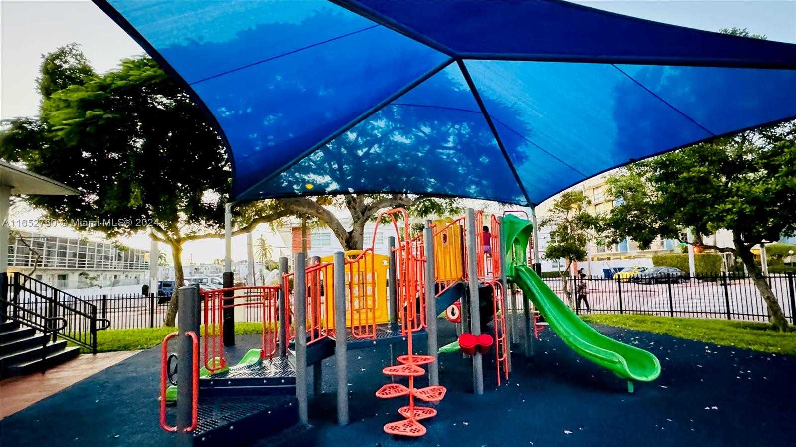 Small Image of 8000 TATUM WATERWAY DR #1, Miami Beach Number 22