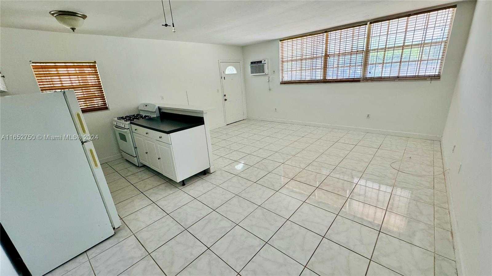 Small Image of 8000 TATUM WATERWAY DR #1, Miami Beach Number 5