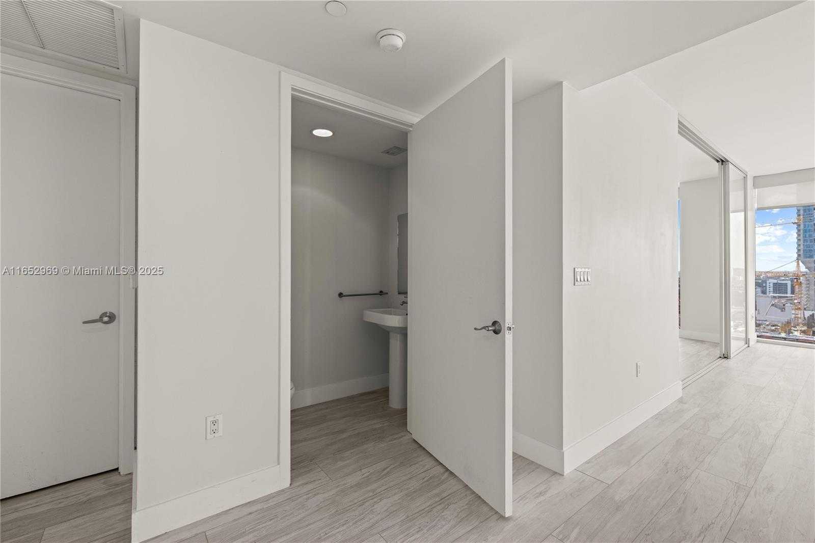 Small Image of 1040 BISCAYNE BLVD #1706, Miami Number 24