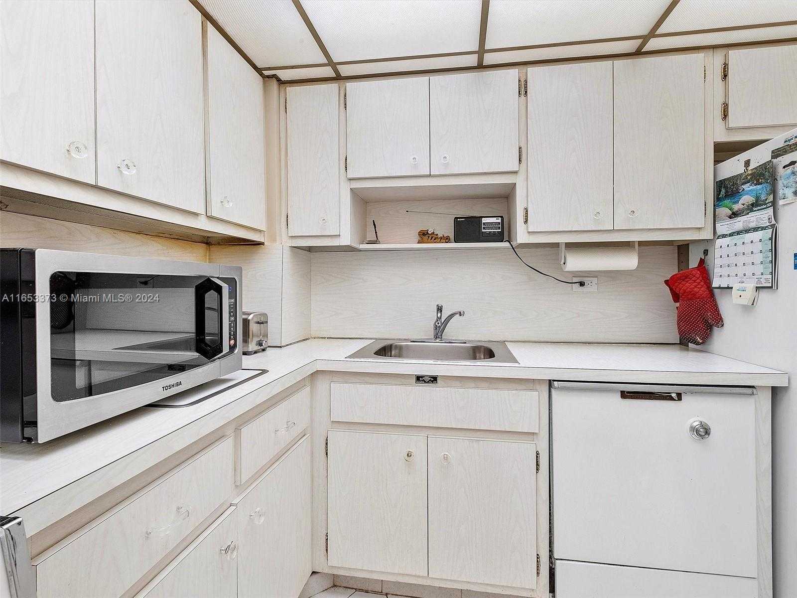 Small Image of 5555 COLLINS AVE #4S, Miami Beach Number 10