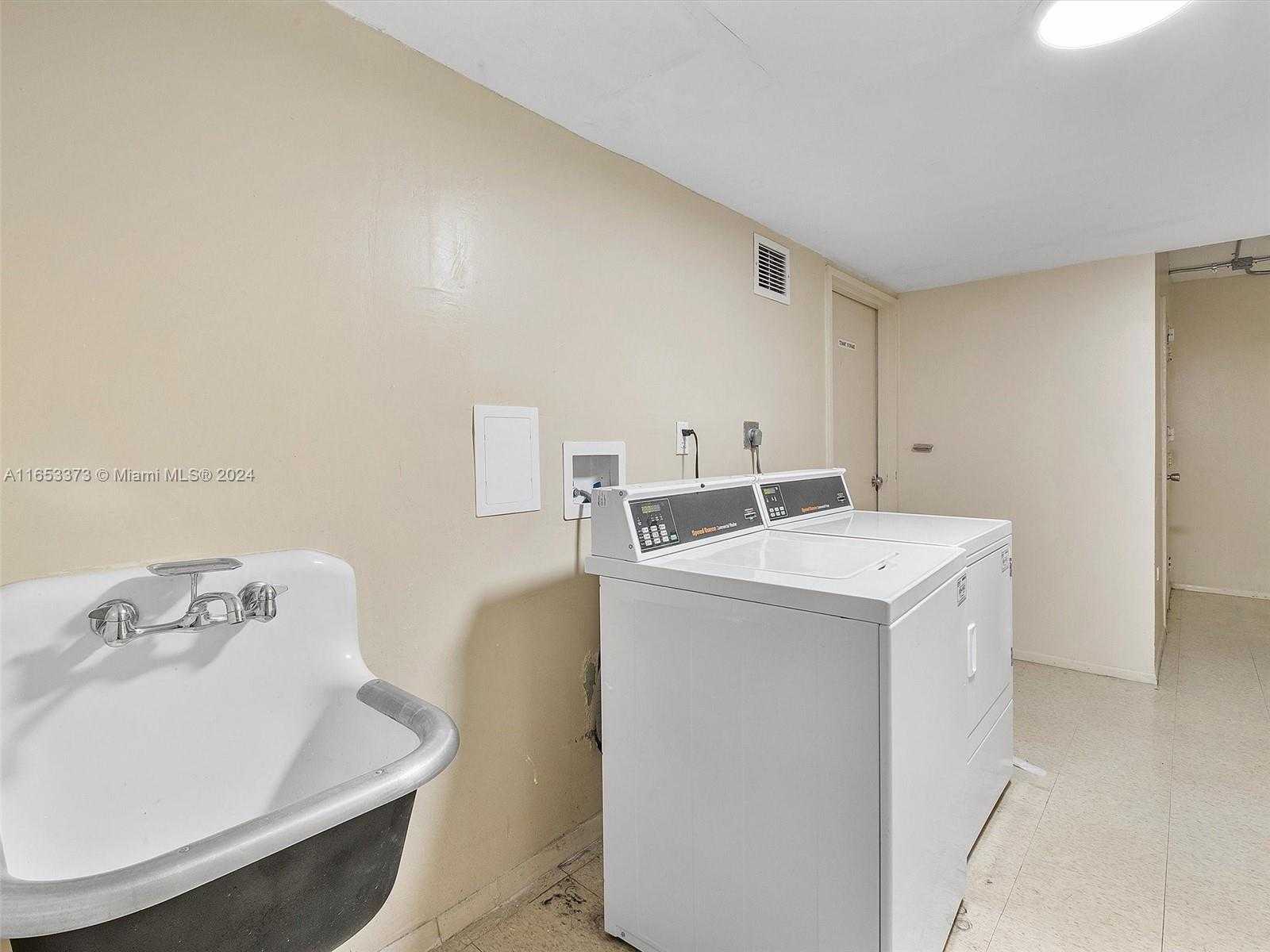 Small Image of 5555 COLLINS AVE #4S, Miami Beach Number 19