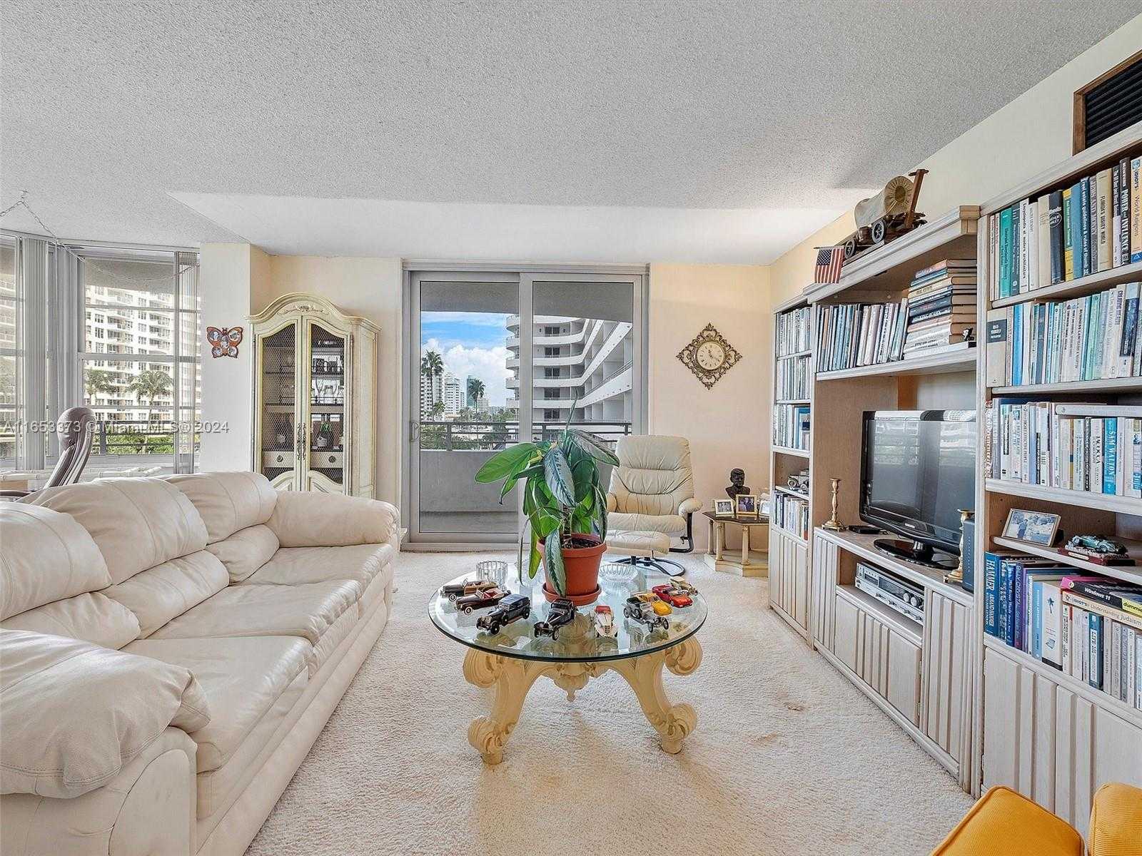 Small Image of 5555 COLLINS AVE #4S, Miami Beach Number 3