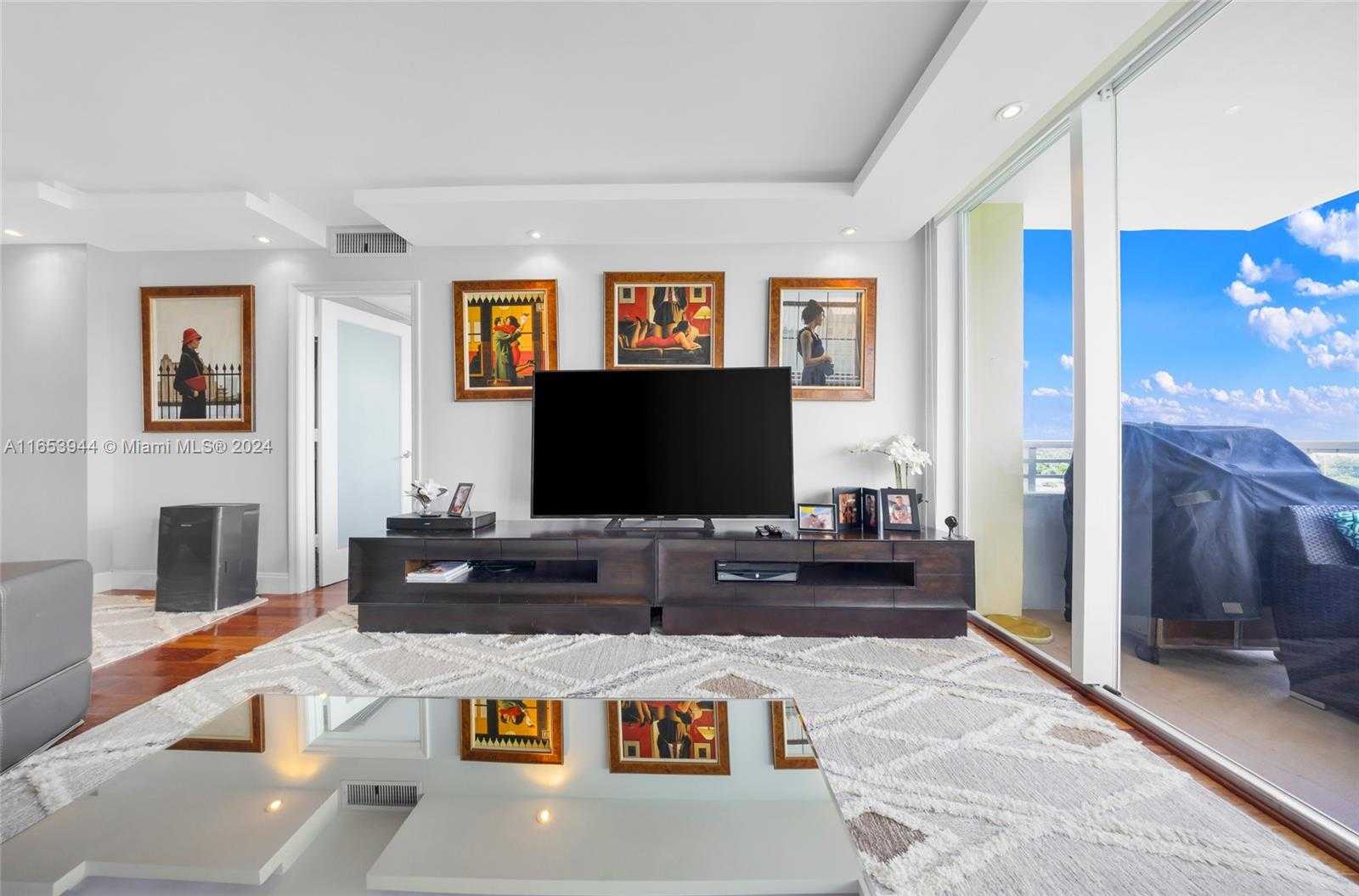 Small Image of 5600 COLLINS AVE #14M, Miami Beach Number 7