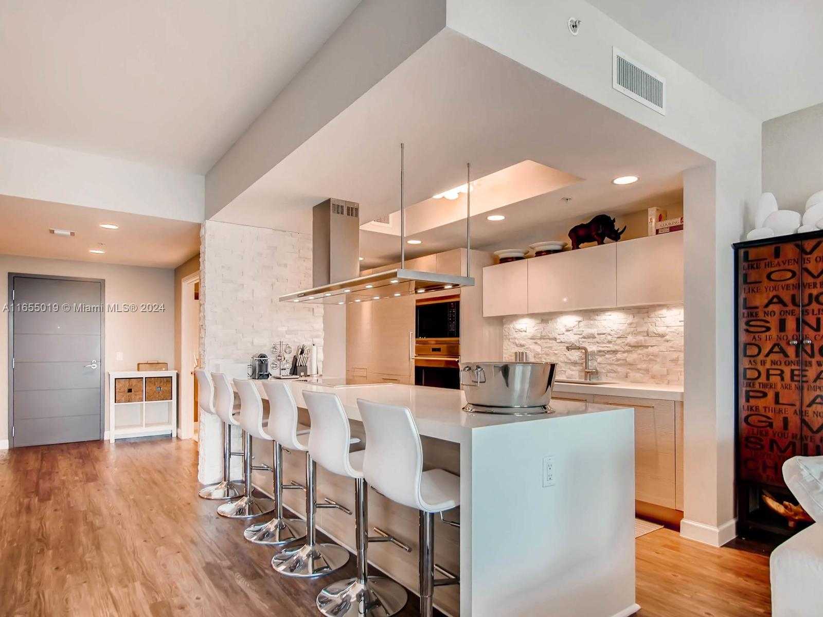 Small Image of 17301 BISCAYNE BLVD #2306, North Miami Beach Number 4