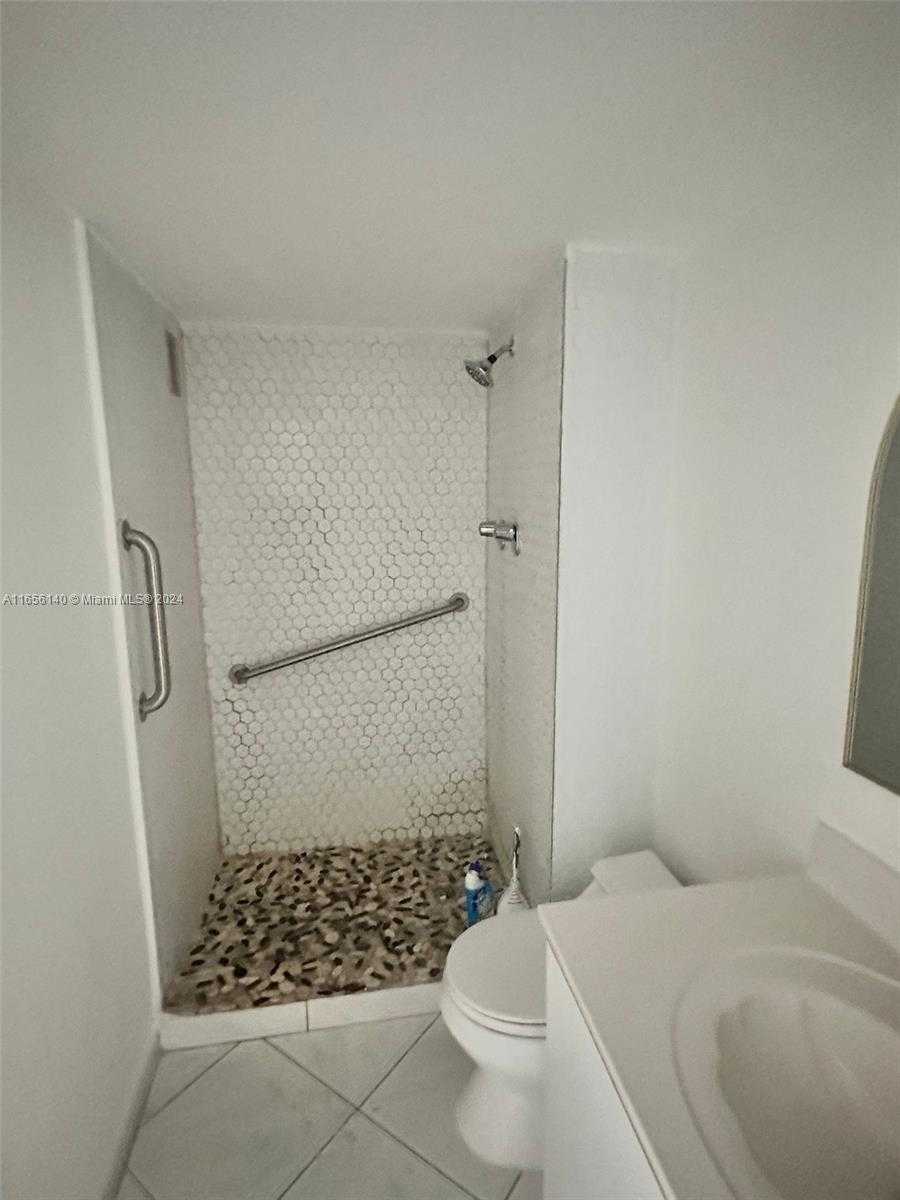 Small Image of 5555 COLLINS AVE #8Z, Miami Beach Number 14