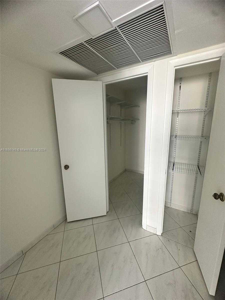 Small Image of 5555 COLLINS AVE #8Z, Miami Beach Number 25