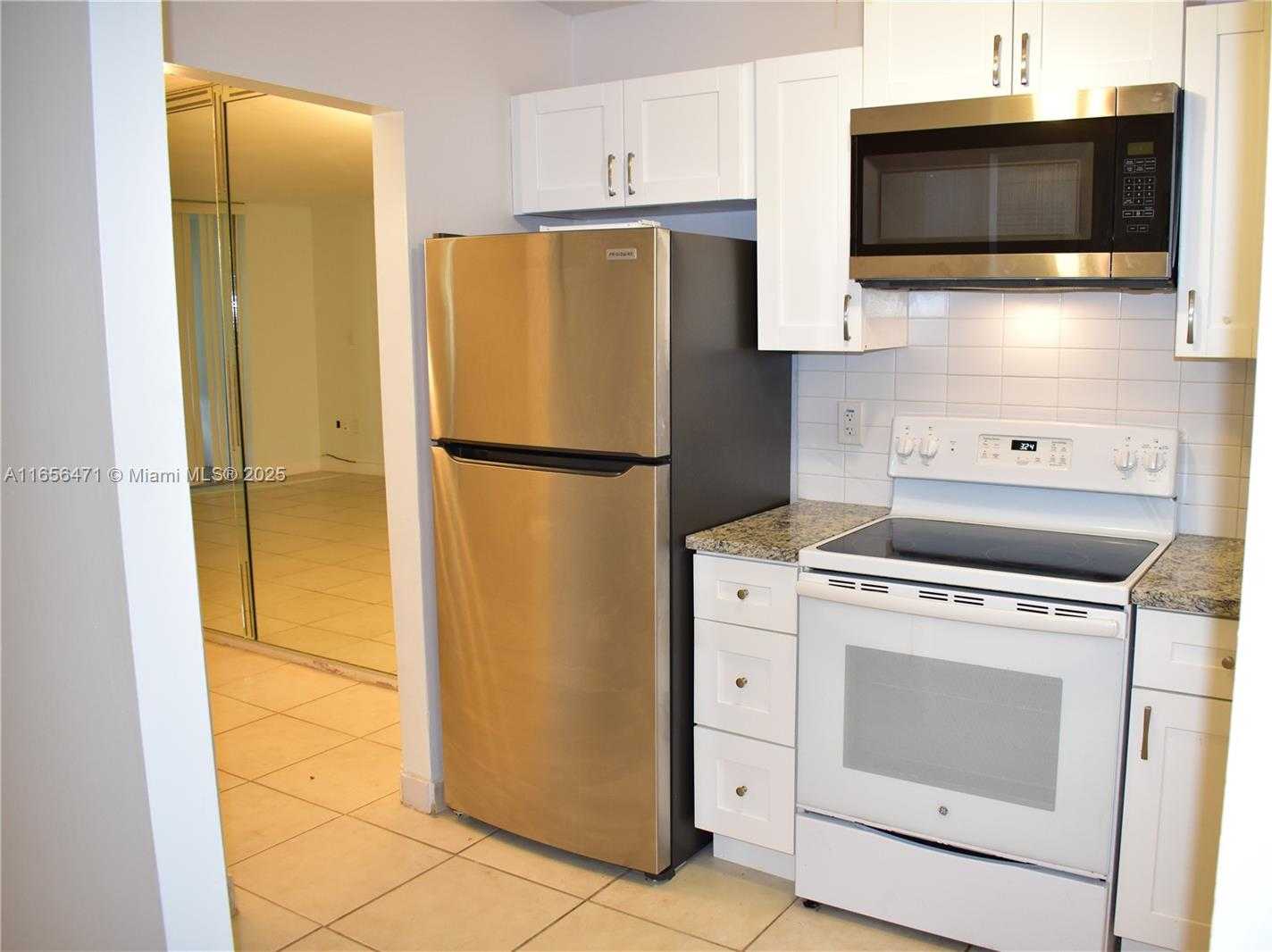 Small Image of 8450 SUNRISE LAKES BLVD #111, Sunrise Number 4