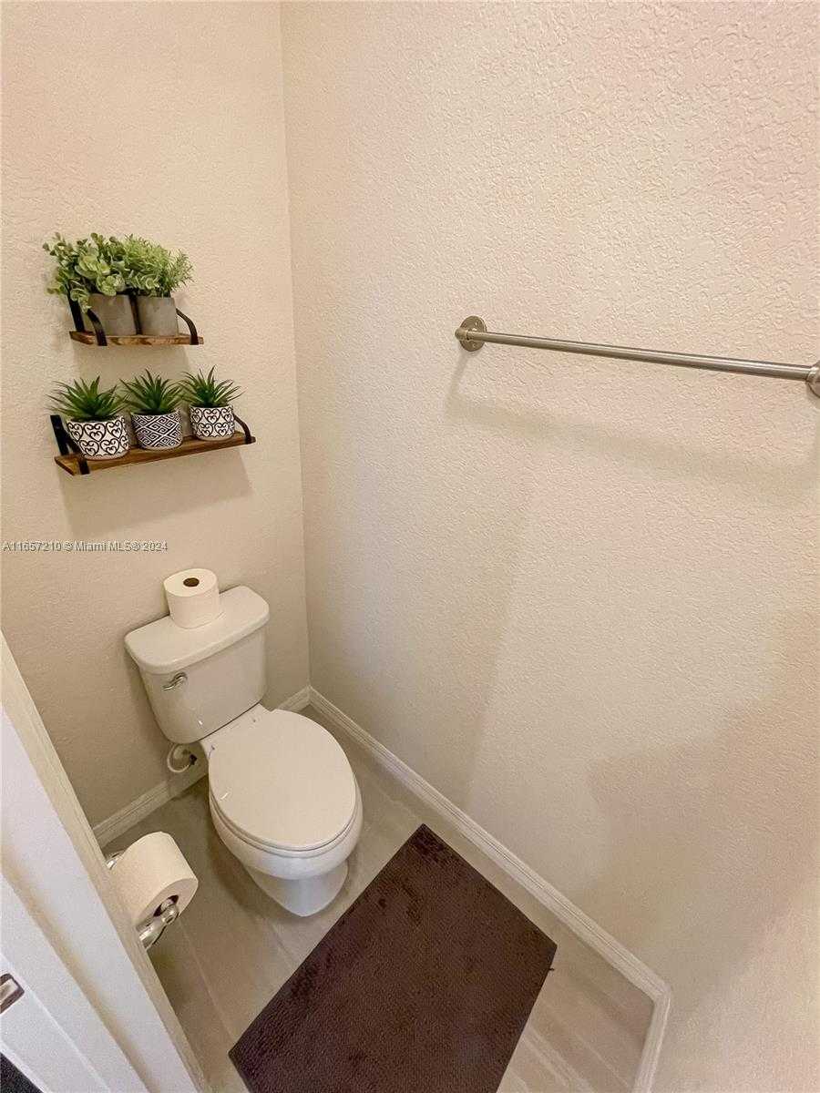 Small Image of 5100 EUCALYPTUS DR #2, Hollywood Number 29