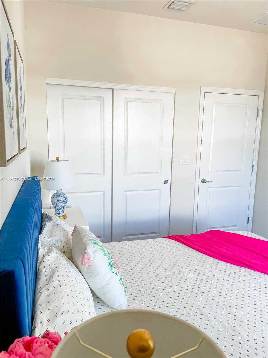 Small Image of 5100 EUCALYPTUS DR #2, Hollywood Number 3