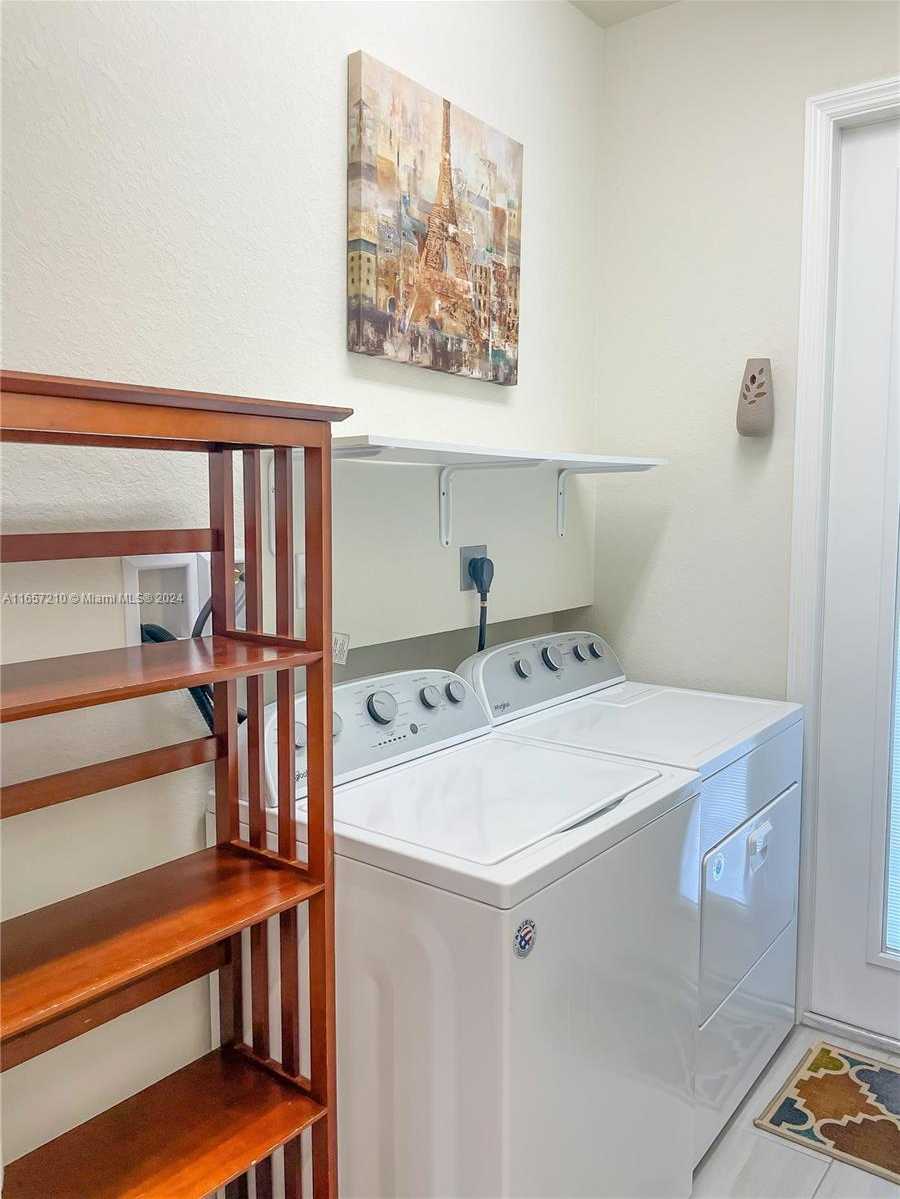 Small Image of 5100 EUCALYPTUS DR #2, Hollywood Number 38