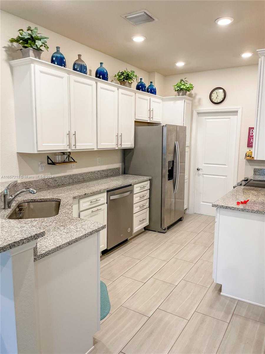 Small Image of 5100 EUCALYPTUS DR #2, Hollywood Number 39