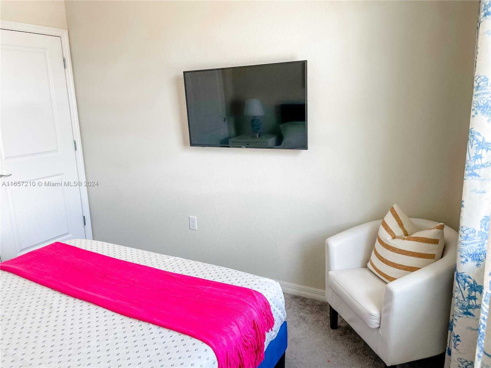 Small Image of 5100 EUCALYPTUS DR #2, Hollywood Number 6