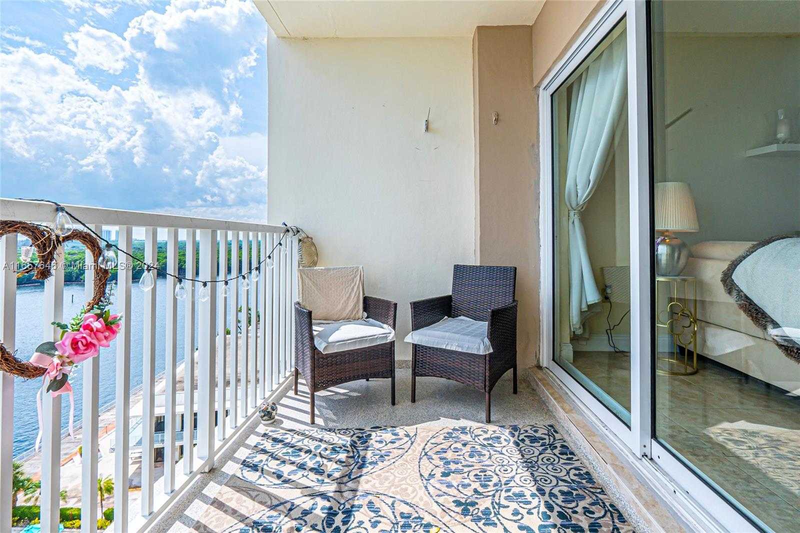 Small Image of 300 BAYVIEW DR #1012, Sunny Isles Beach Number 15