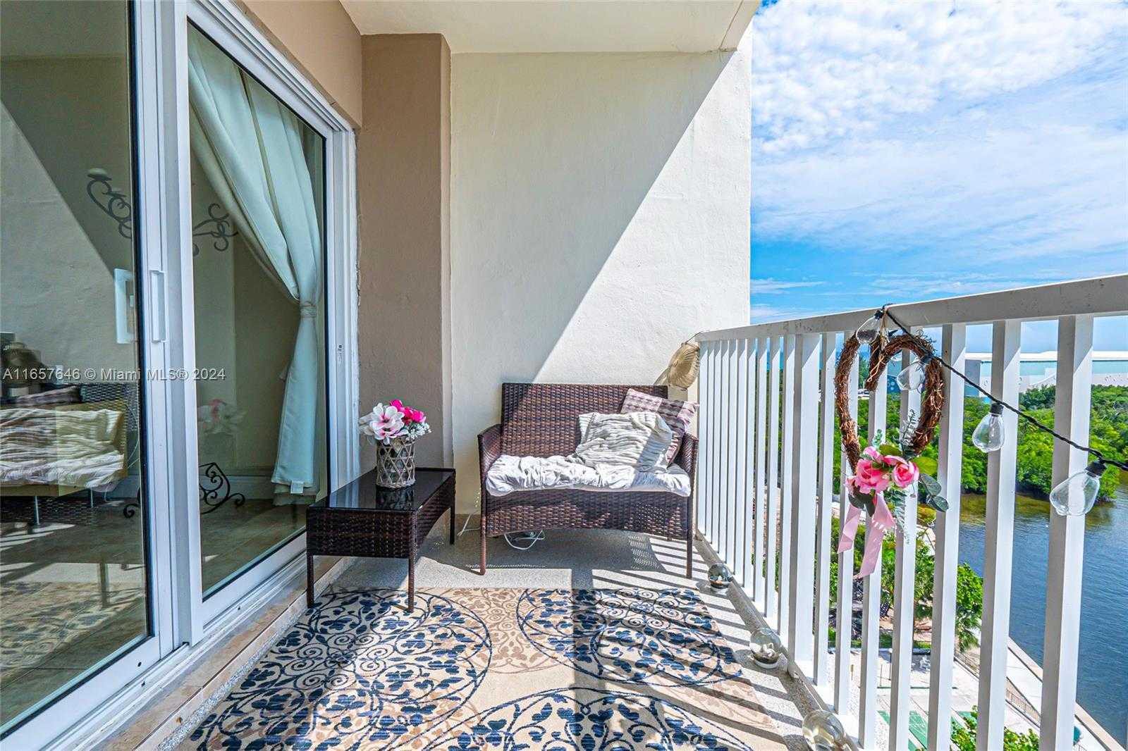 Small Image of 300 BAYVIEW DR #1012, Sunny Isles Beach Number 16