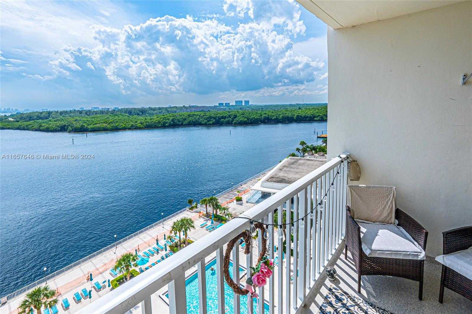 Small Image of 300 BAYVIEW DR #1012, Sunny Isles Beach Number 17