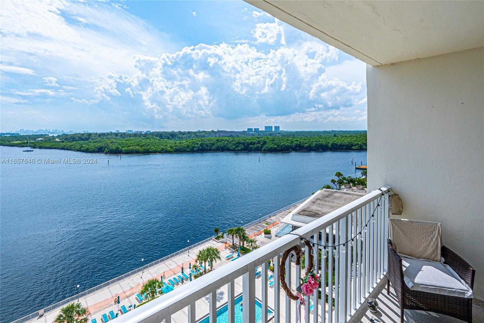 Small Image of 300 BAYVIEW DR #1012, Sunny Isles Beach Number 18