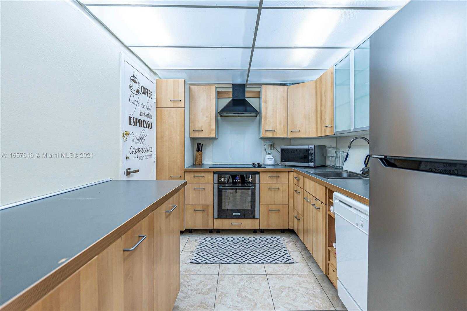 Small Image of 300 BAYVIEW DR #1012, Sunny Isles Beach Number 22