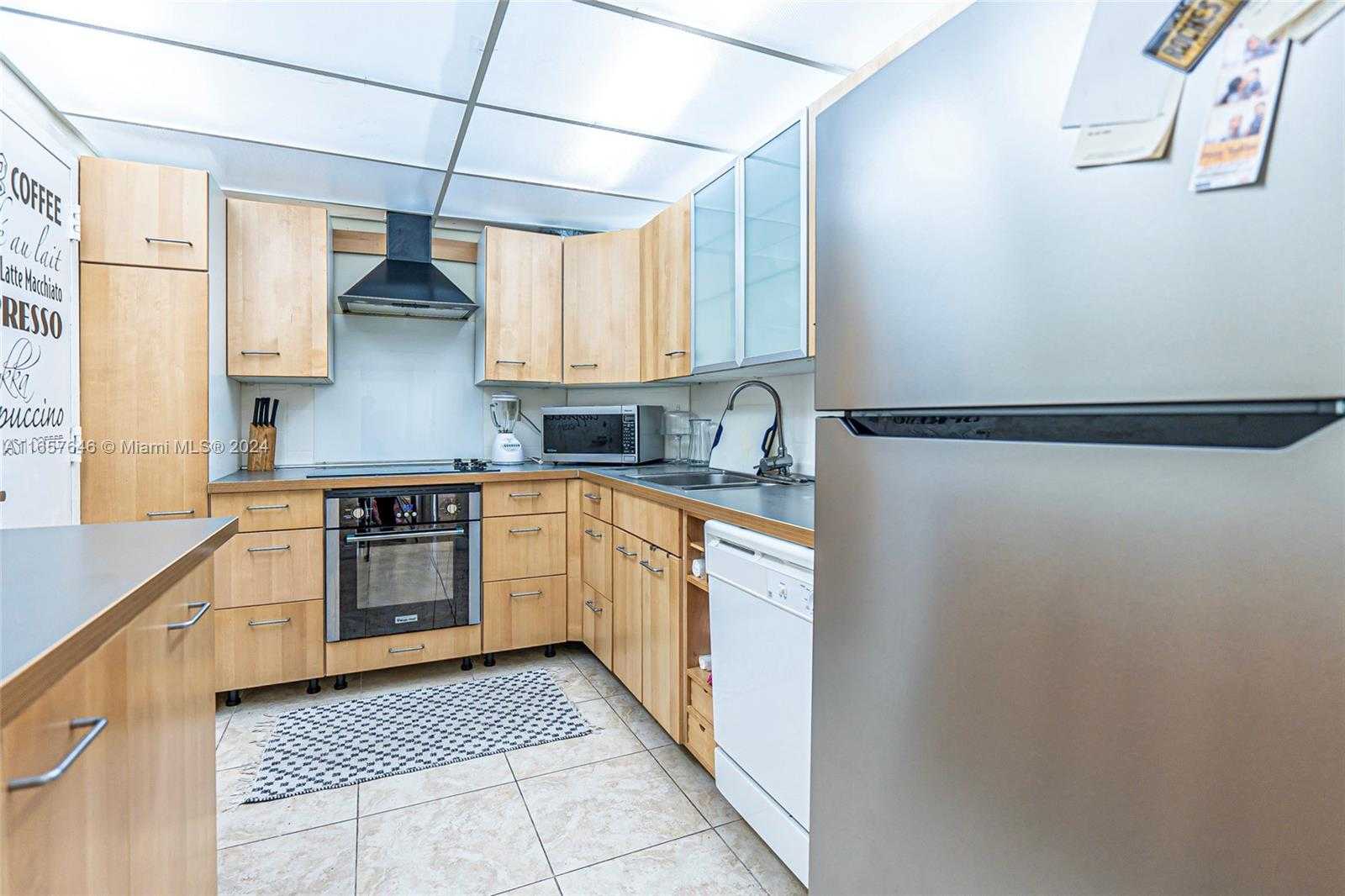Small Image of 300 BAYVIEW DR #1012, Sunny Isles Beach Number 23