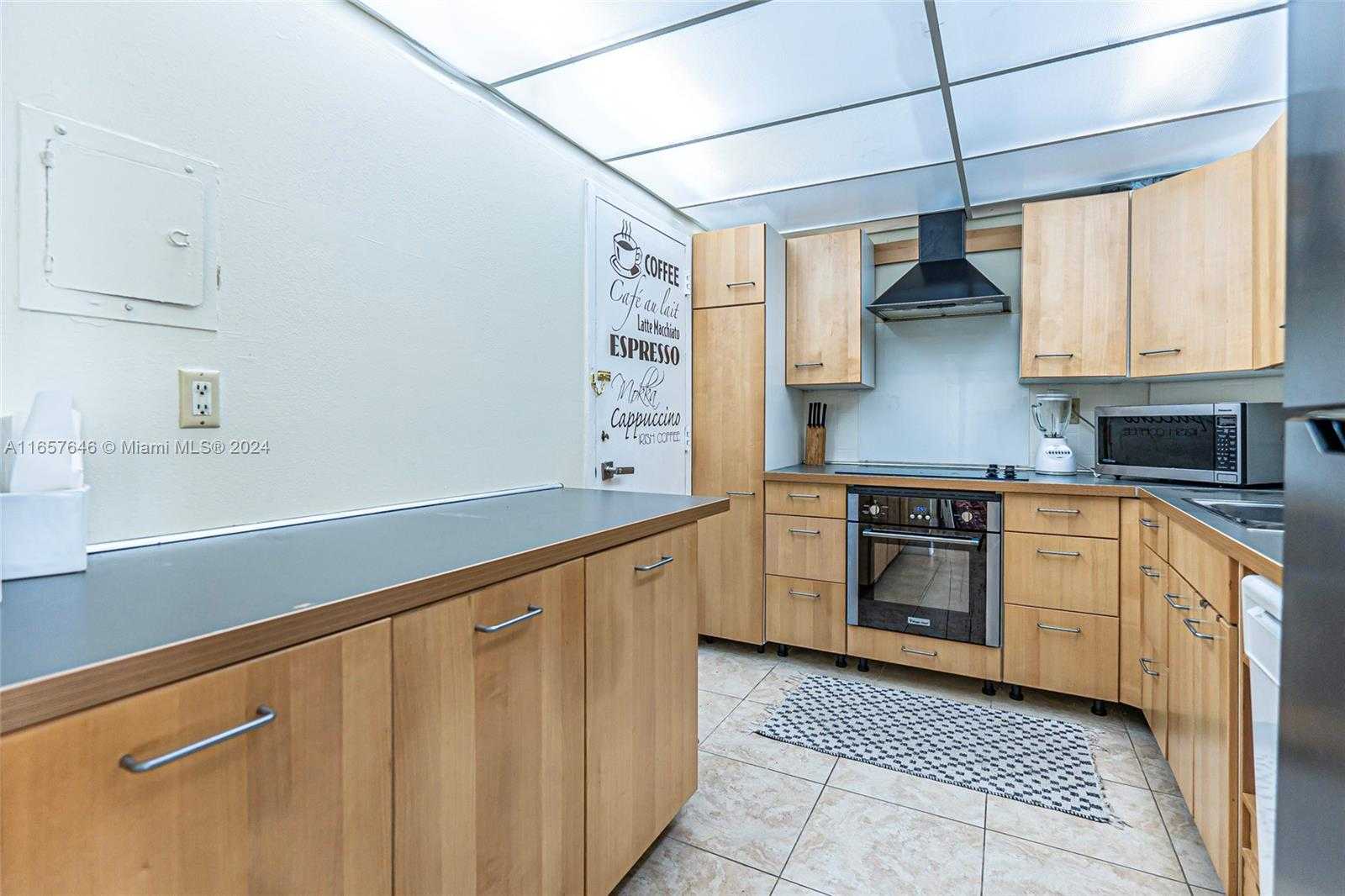 Small Image of 300 BAYVIEW DR #1012, Sunny Isles Beach Number 24