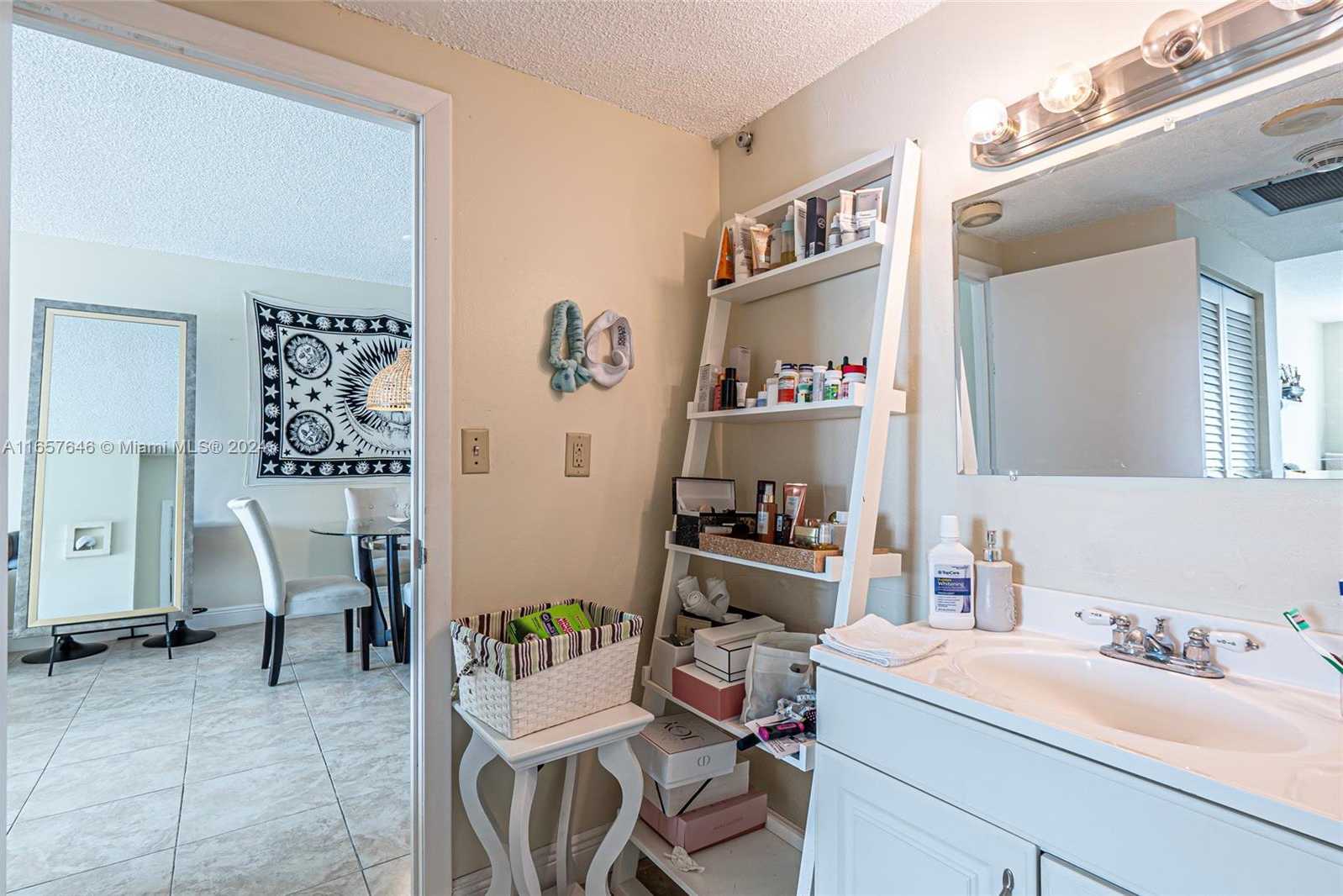 Small Image of 300 BAYVIEW DR #1012, Sunny Isles Beach Number 35