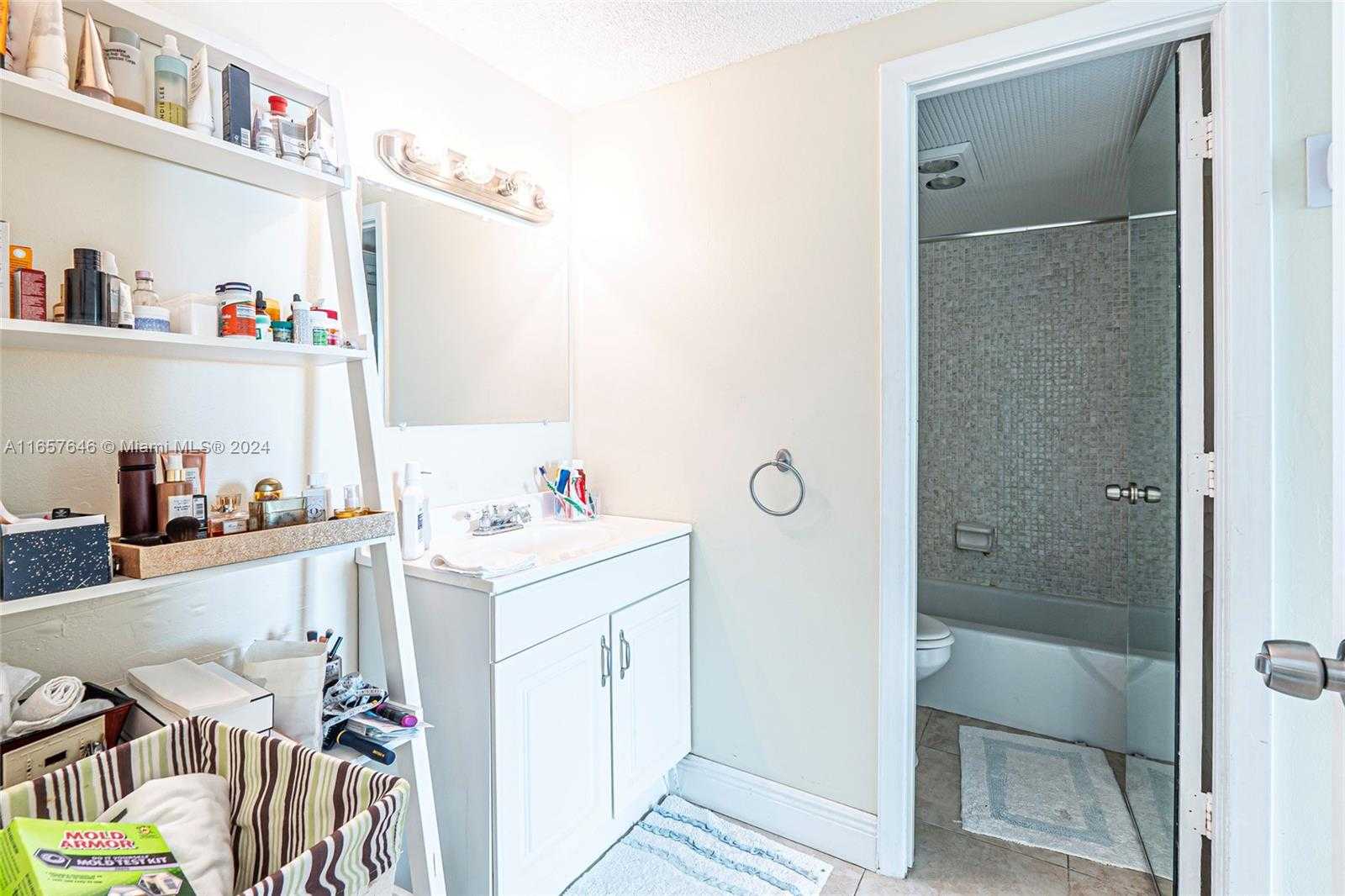 Small Image of 300 BAYVIEW DR #1012, Sunny Isles Beach Number 36
