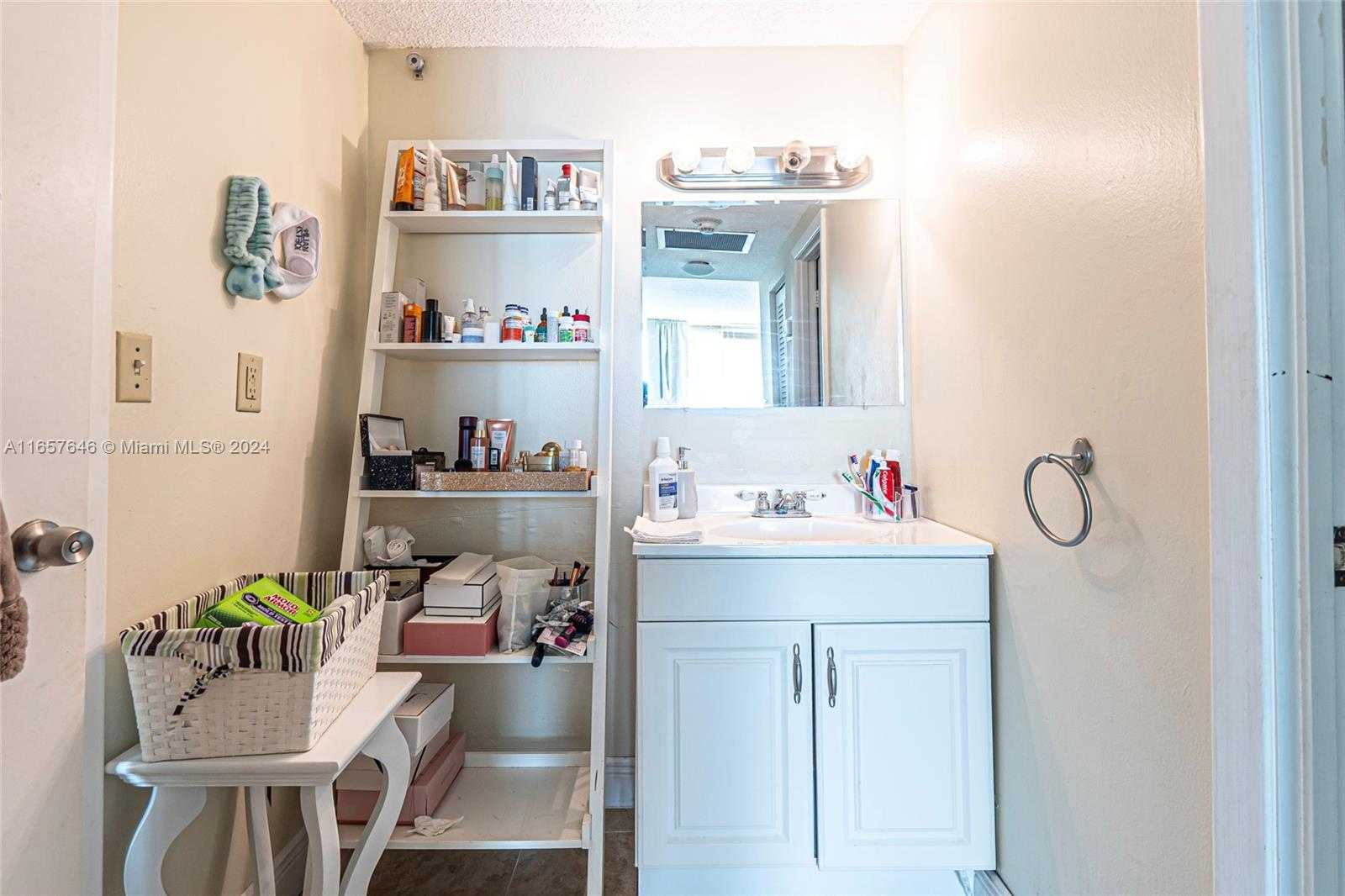 Small Image of 300 BAYVIEW DR #1012, Sunny Isles Beach Number 37