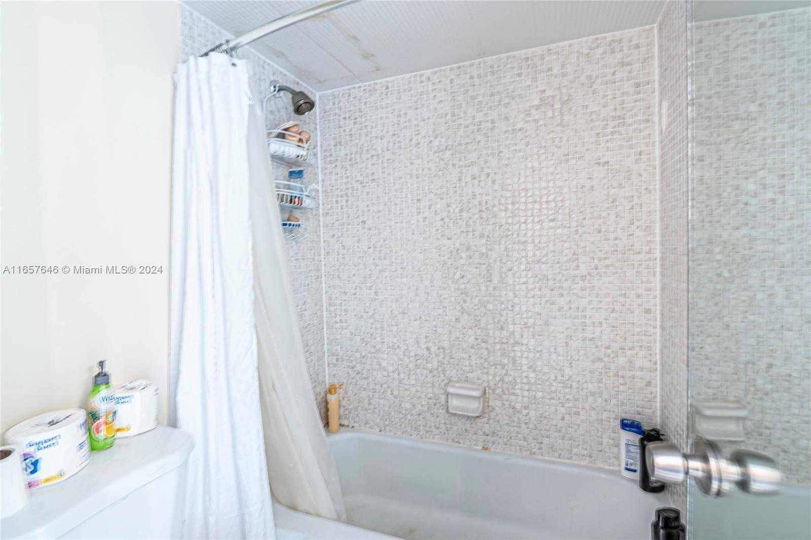 Small Image of 300 BAYVIEW DR #1012, Sunny Isles Beach Number 39