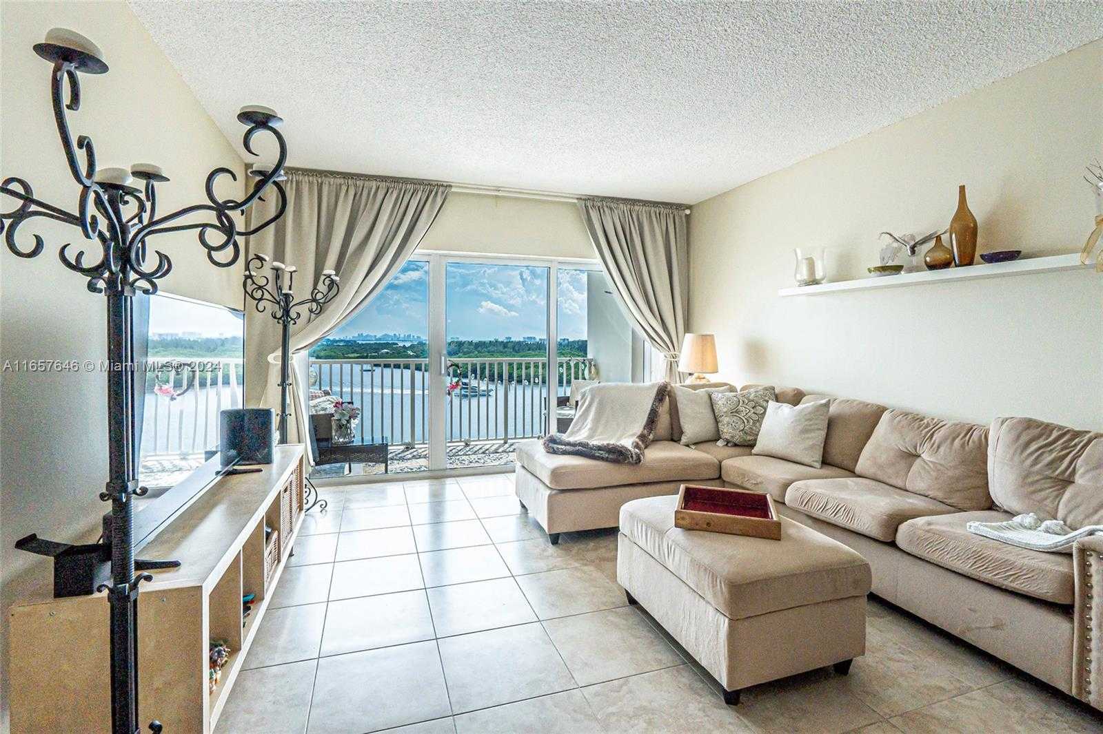 Small Image of 300 BAYVIEW DR #1012, Sunny Isles Beach Number 4