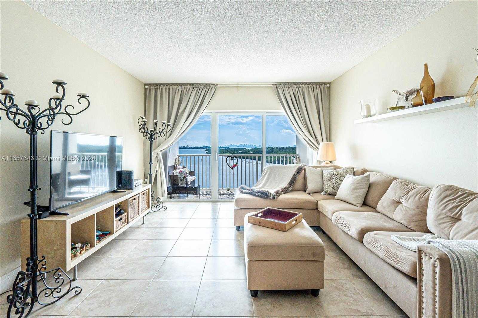 Small Image of 300 BAYVIEW DR #1012, Sunny Isles Beach Number 5
