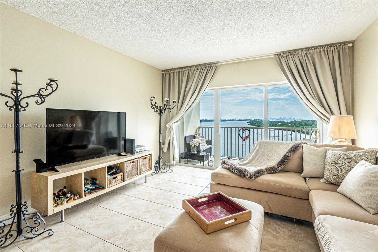 Small Image of 300 BAYVIEW DR #1012, Sunny Isles Beach Number 6