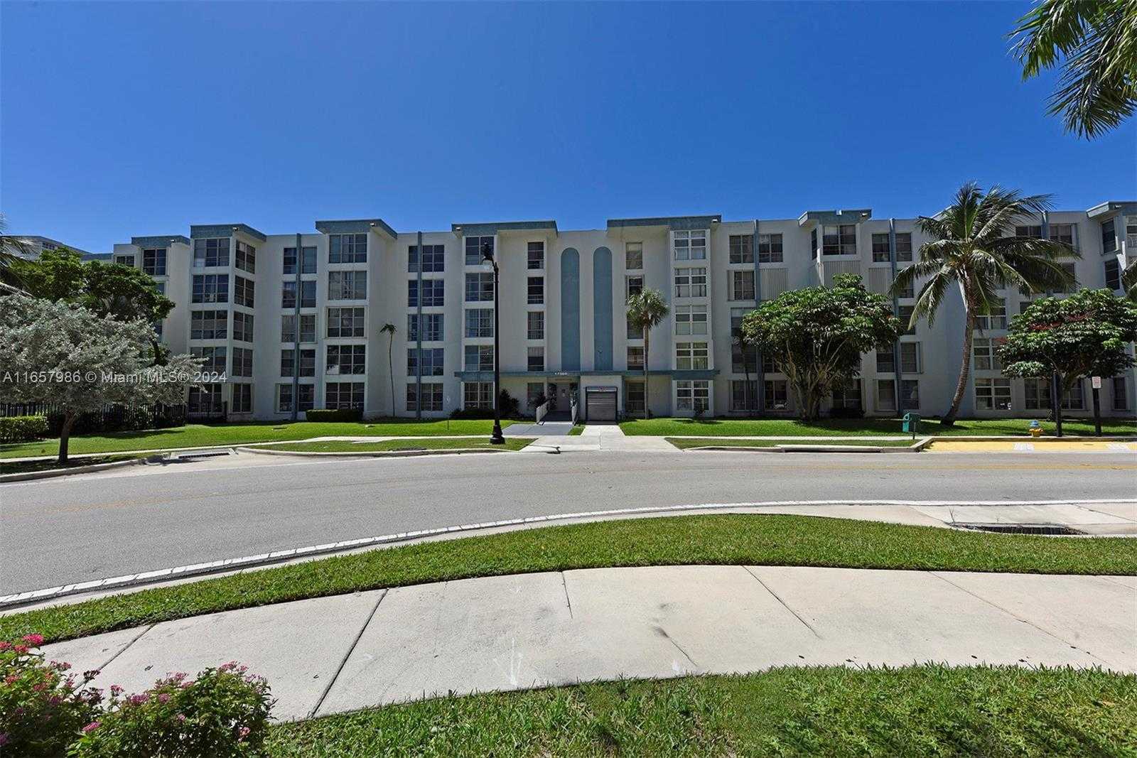 Small Image of 17560 ATLANTIC BLVD #118, Sunny Isles Beach Number 2