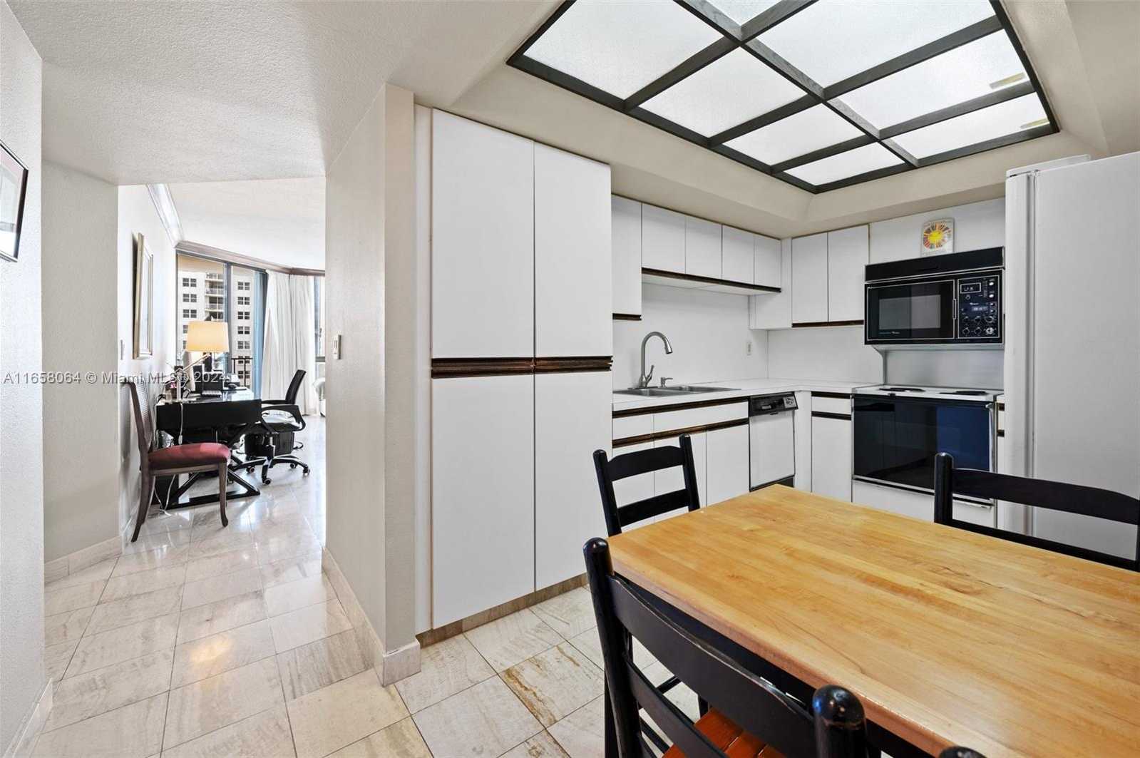 Small Image of 520 BRICKELL KEY DR #A1503, Miami Number 4