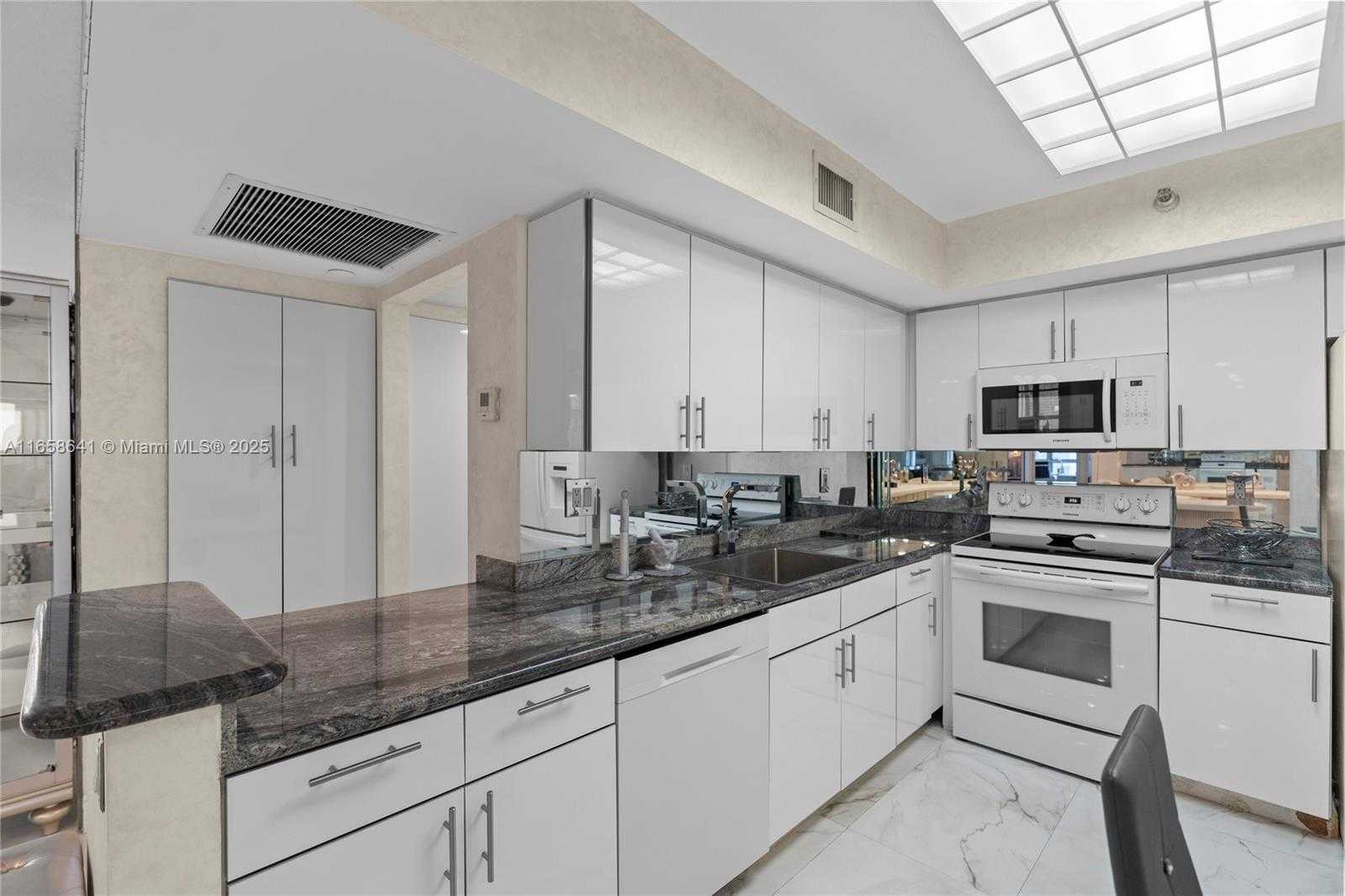 Small Image of 19101 MYSTIC POINTE DR #LPH9, Aventura Number 18