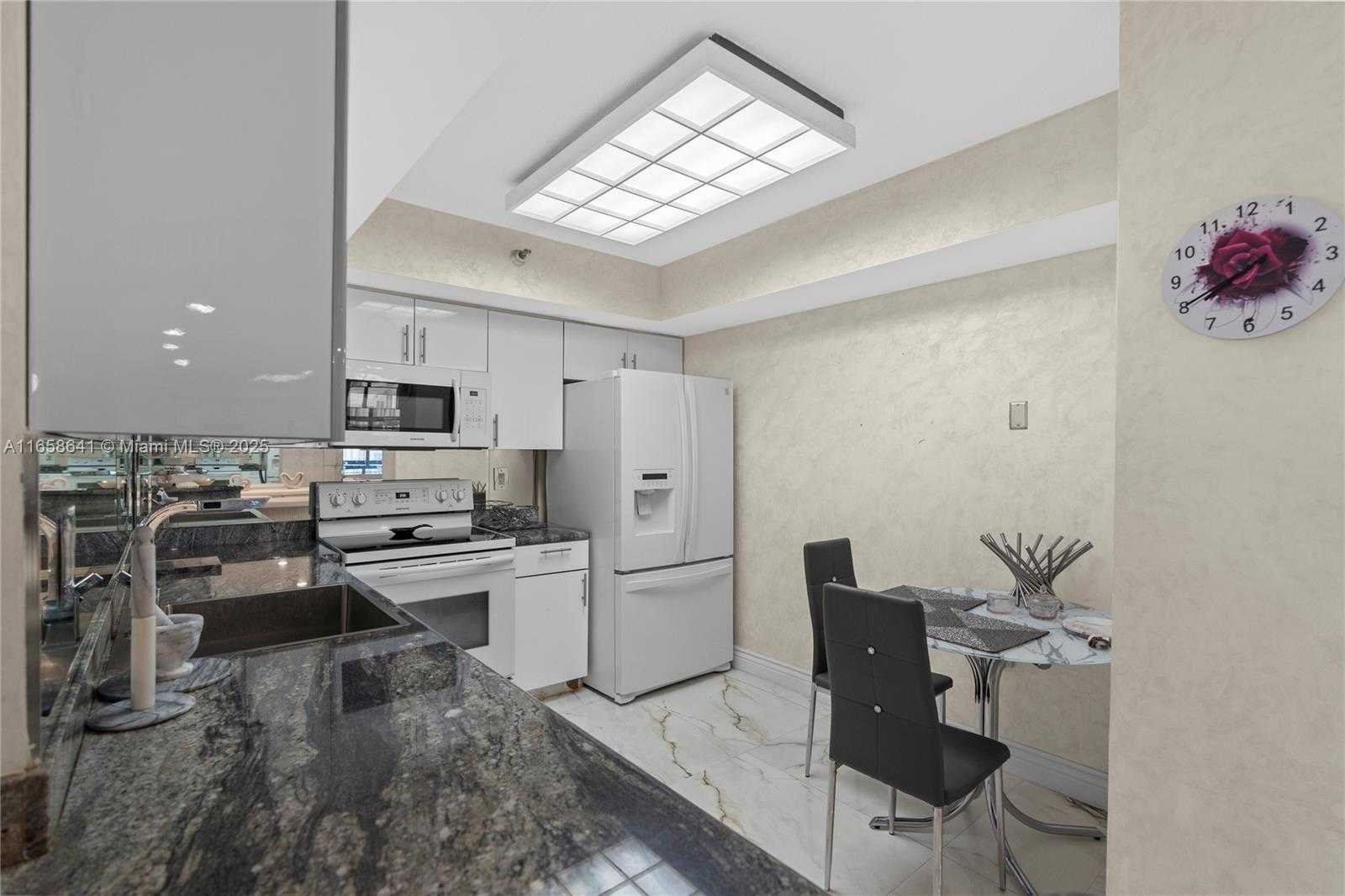 Small Image of 19101 MYSTIC POINTE DR #LPH9, Aventura Number 24