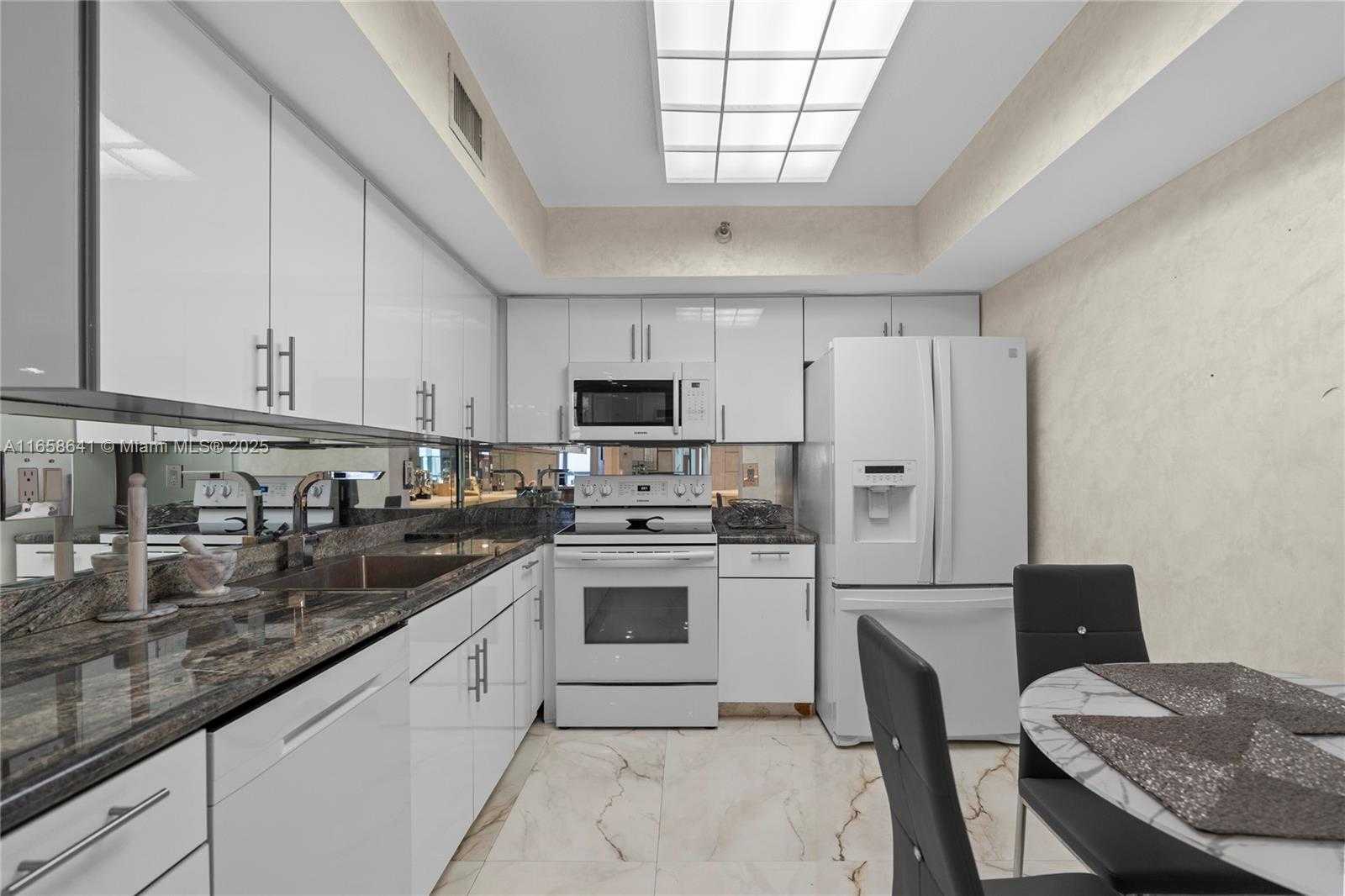 Small Image of 19101 MYSTIC POINTE DR #LPH9, Aventura Number 27