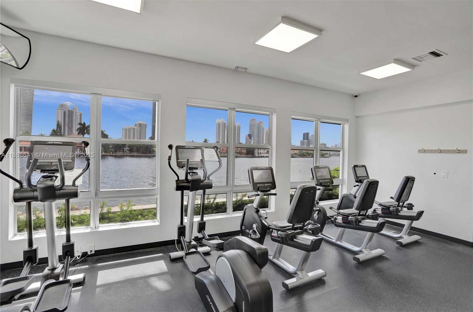 Small Image of 19101 MYSTIC POINTE DR #LPH9, Aventura Number 47