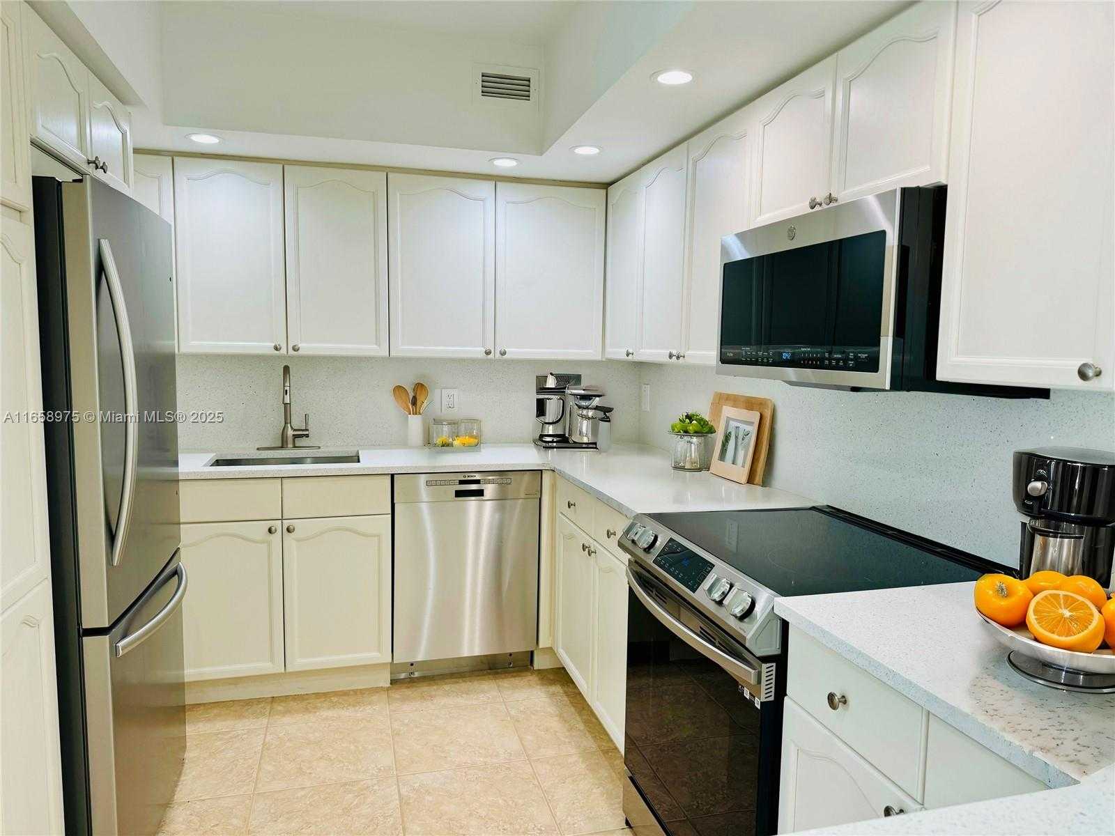 Small Image of 5600 COLLINS AVE #15B, Miami Beach Number 3