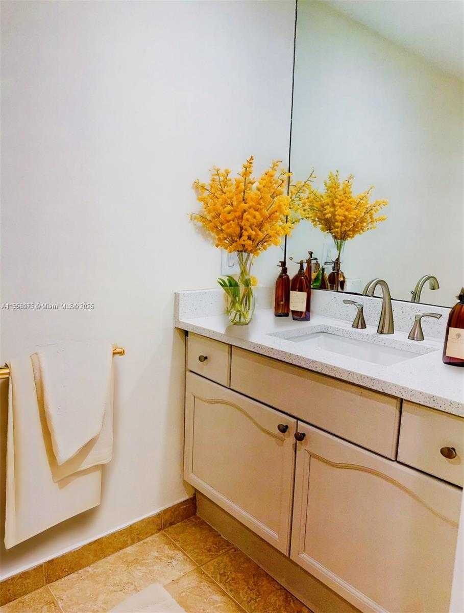 Small Image of 5600 COLLINS AVE #15B, Miami Beach Number 6