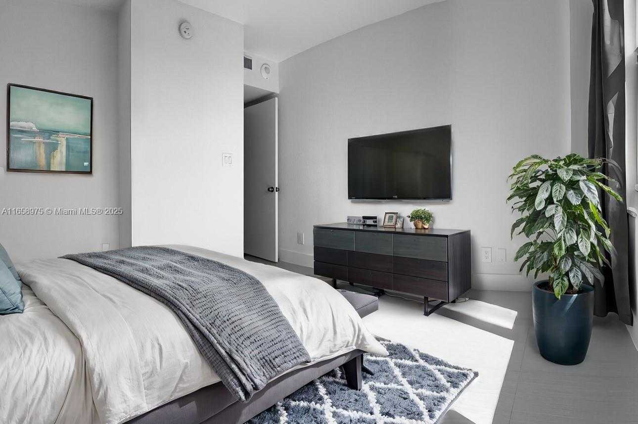 Small Image of 5600 COLLINS AVE #15B, Miami Beach Number 8