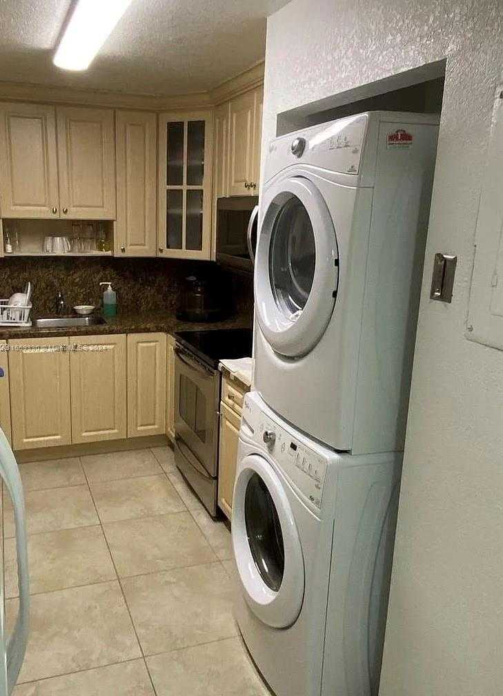 Small Image of 1900 W 68th St, Hialeah, FL 33014, USA Number 4