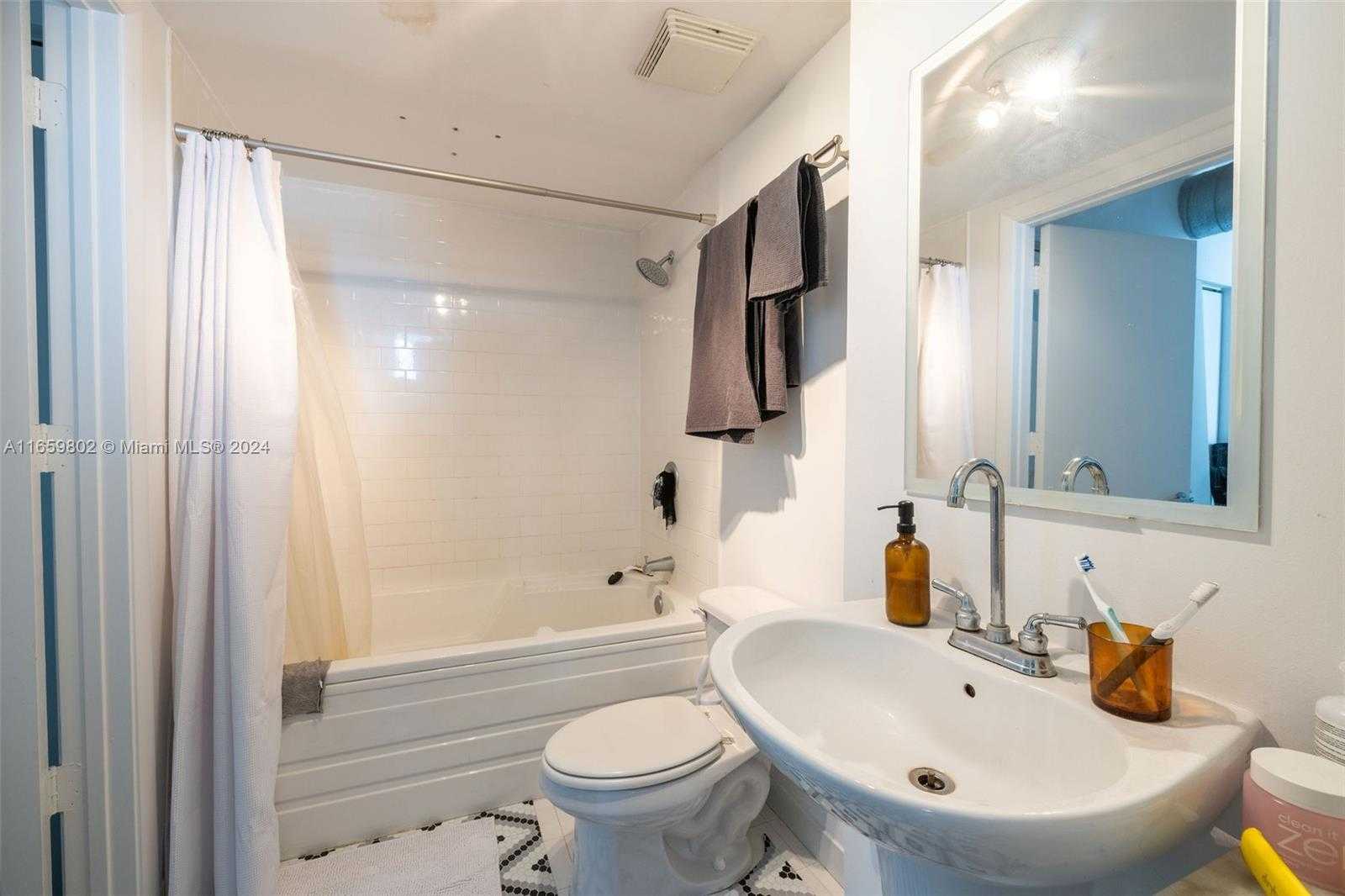 Small Image of 690 SOUTH WEST 1ST CT #2730, Miami Number 22