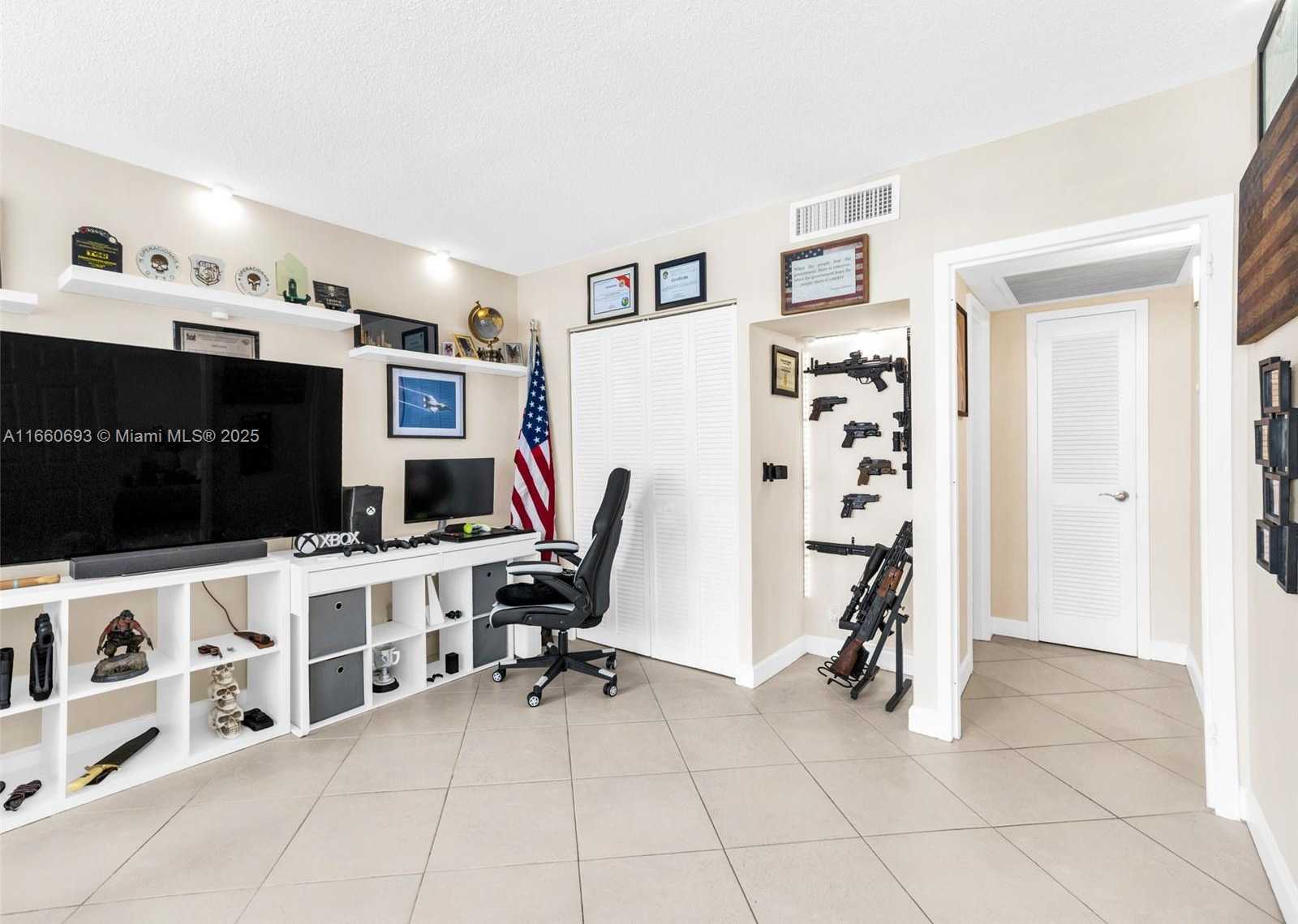 Small Image of 2030 #523, Hallandale Beach Number 3